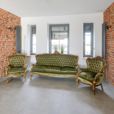 Stary komplet mebli w królewskim stylu