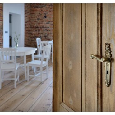 Zabytkowe drzwi wielkopolskiego folwarku