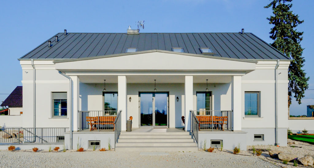 Zabytkowy dworek koło Poznania od frontu