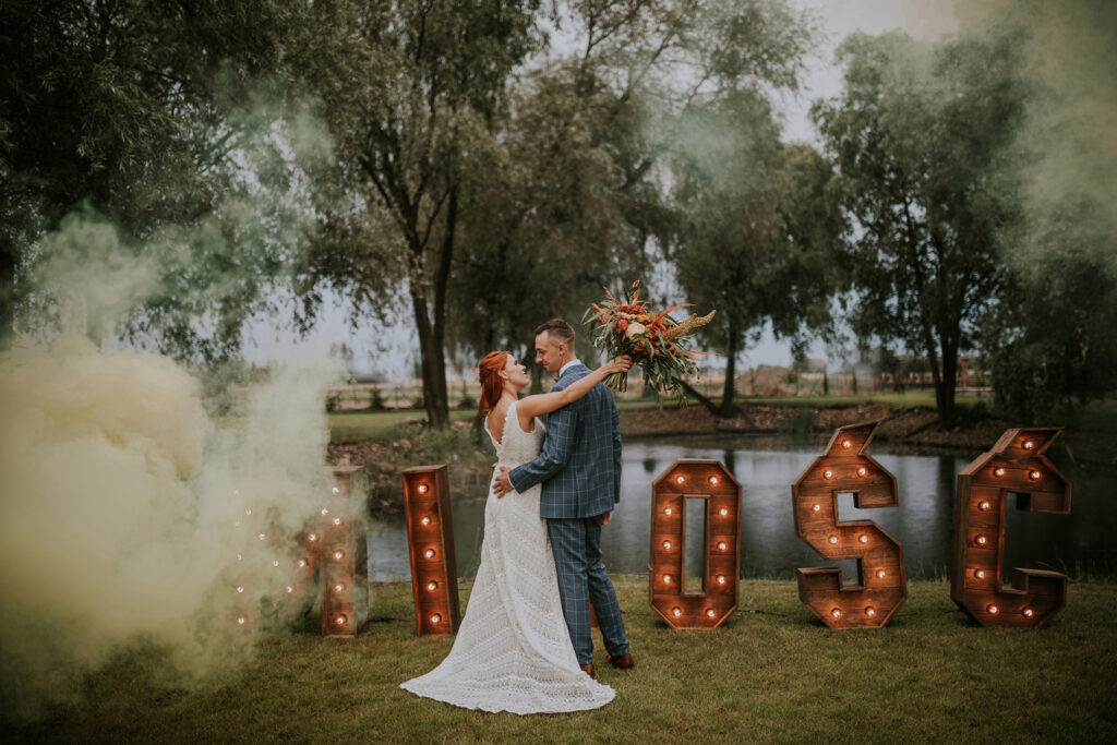 Pani Młoda z Panem Młodym na tle napisu Miłość