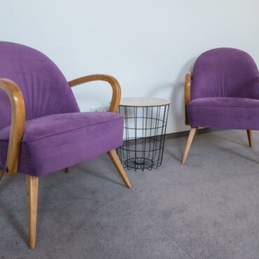 Fioletowe krzesła i stolik kawowy w hotelu