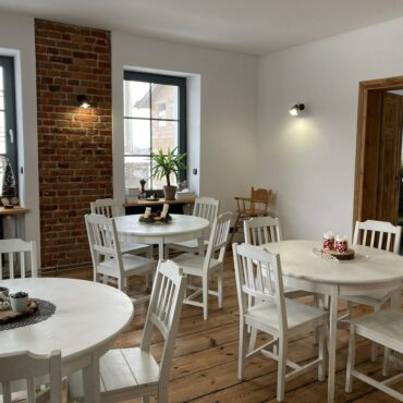 Wystrój sali kominkowej w wielkopolskim dworku