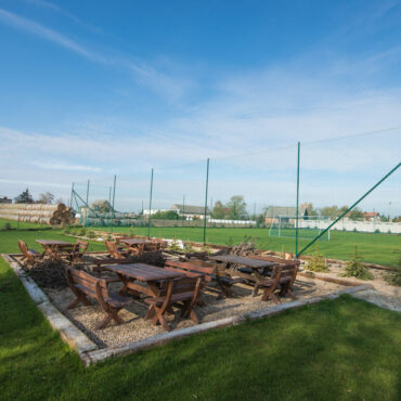 Grill i stoły na tle boisko piłkarskiego