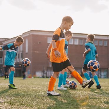 piłkarz akademii reissa na obozie piłkarskim w sędzinku