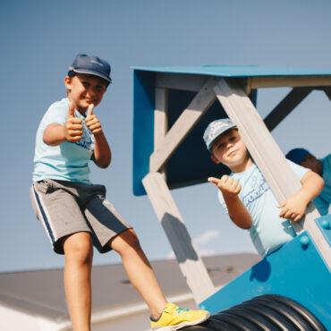 Uśmiechnięte dzieci na placu zabaw