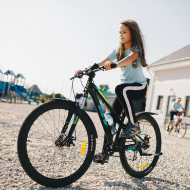 Dzieci jeżdżące na rowerach podczas obozu sportowego