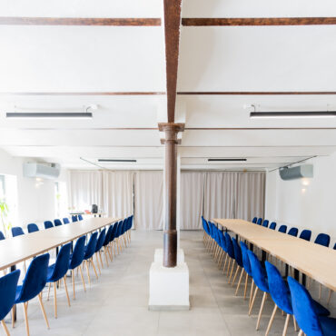 Sala szkoleniowa w ukladzie podłużnym