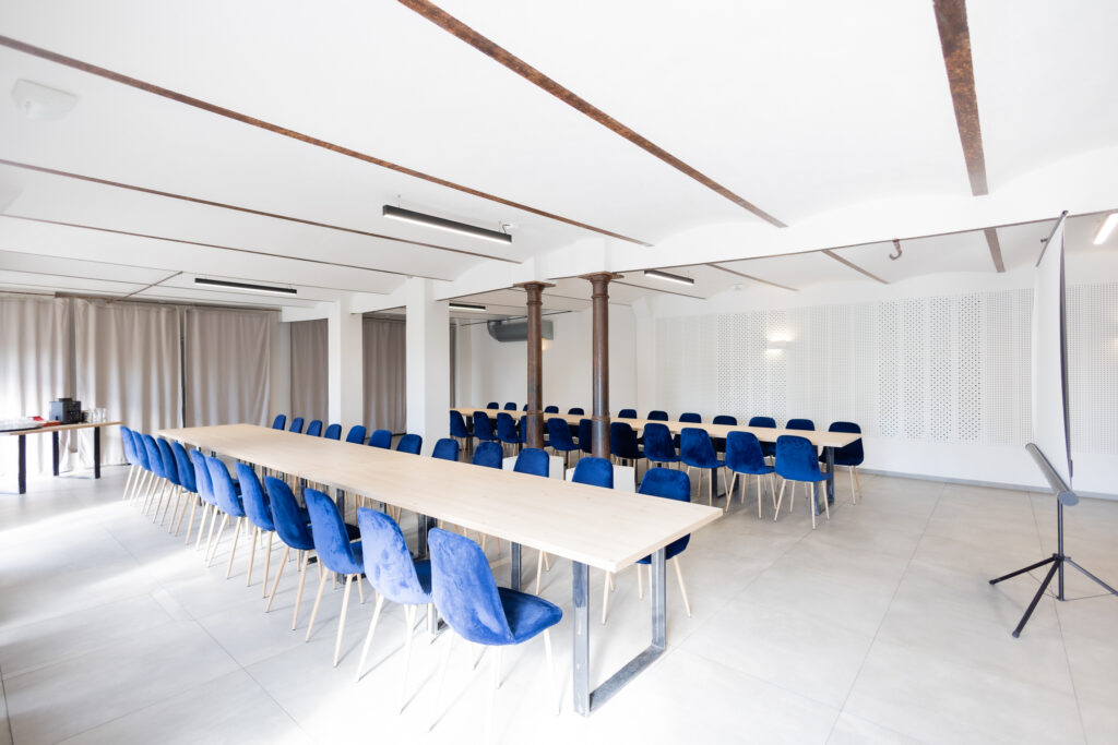 Sala szkoleniowa w ukladzie podłużnym