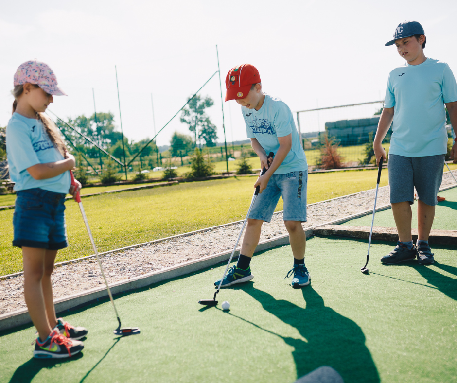 Dzieci grające w mini golfa