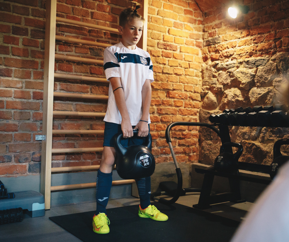 Chłopiec ćwiczący na siłowni