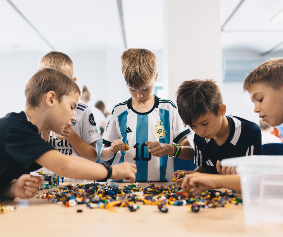 Zajęcia z lego na obozie piłkarskim
