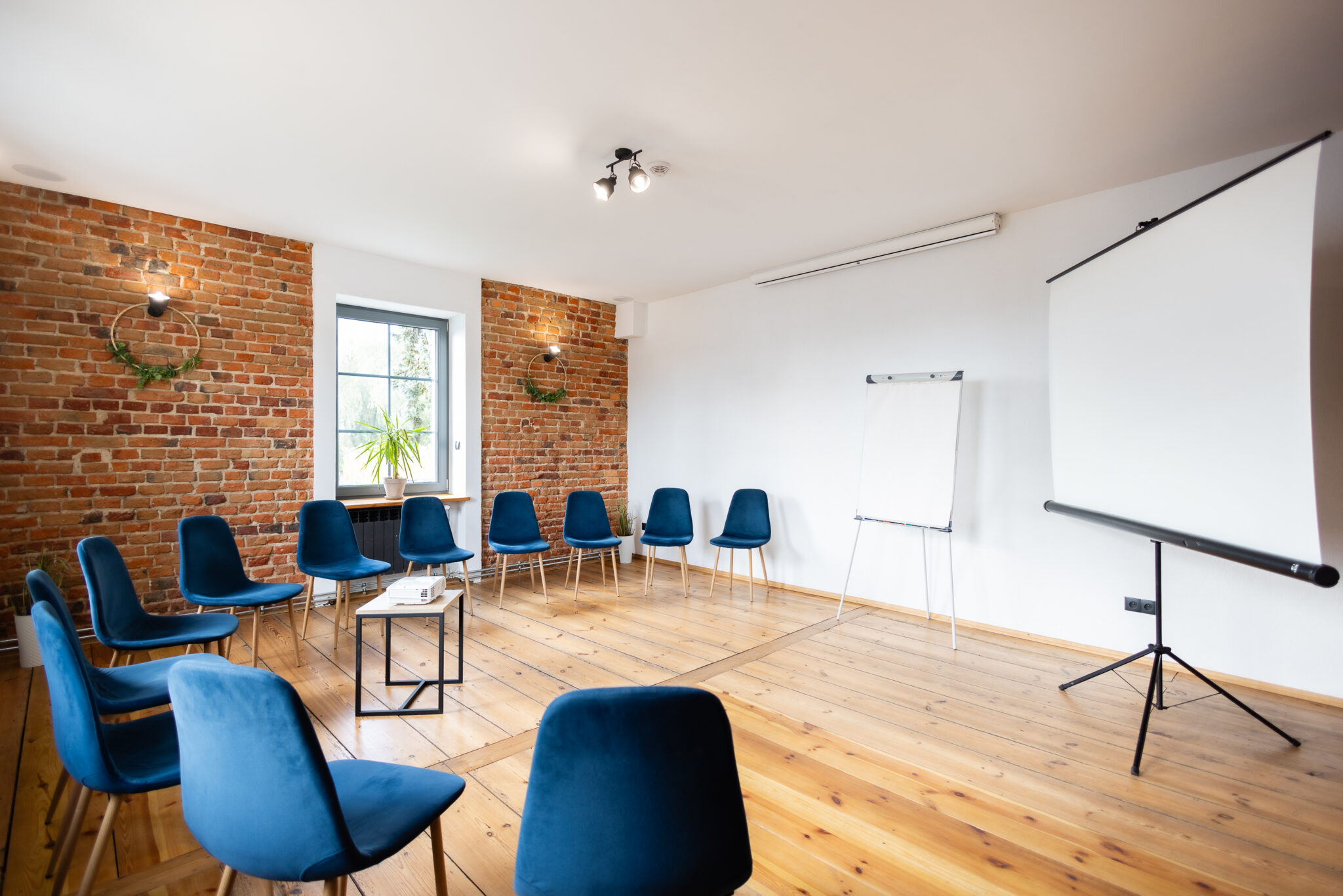 Sala konferencyjna w ustawieniu w okrąg