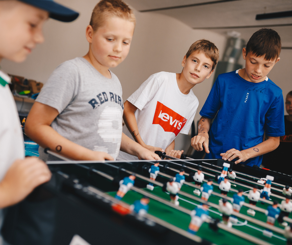 Dzieci grające w piłkarzyki