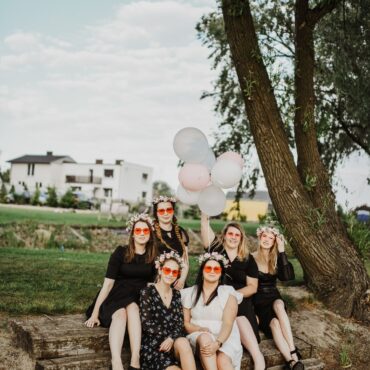 Sesja na wieczorze panieńskim w ogrodzie