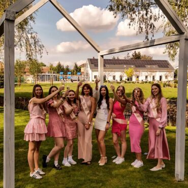 Sesja w ogrodzie na wieczorze panieńskim