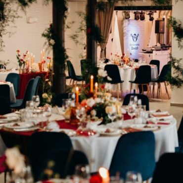 Sala Spichlerz w ustawieniu ze stołami okrągłymi