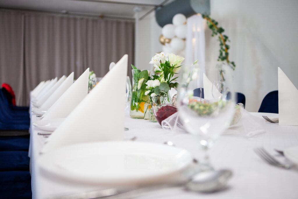 Dekoracje stołu na pierwszą komunię świętą