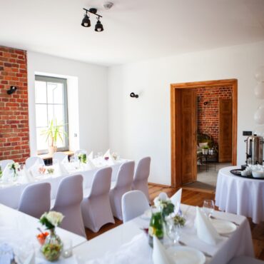 Dekoracje stołu na pierwszą komunię świętą