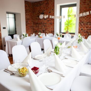 Dekoracje stołu na pierwszą komunię świętą