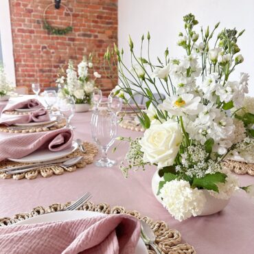 dekoracje stołu na pierwszą komunie świętą dziewczynki