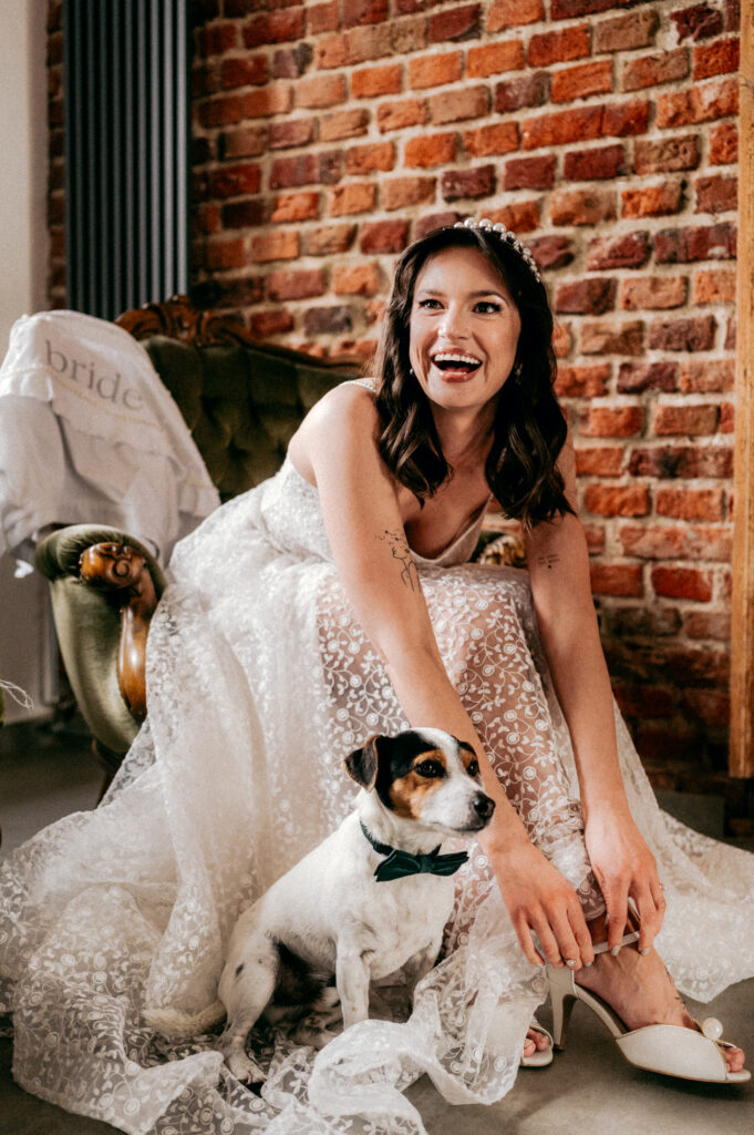 Panna Młoda w sukni ślubnej z psem