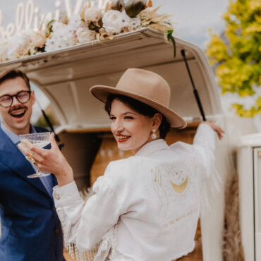 Para Młoda stojąca przy prosseco vanie