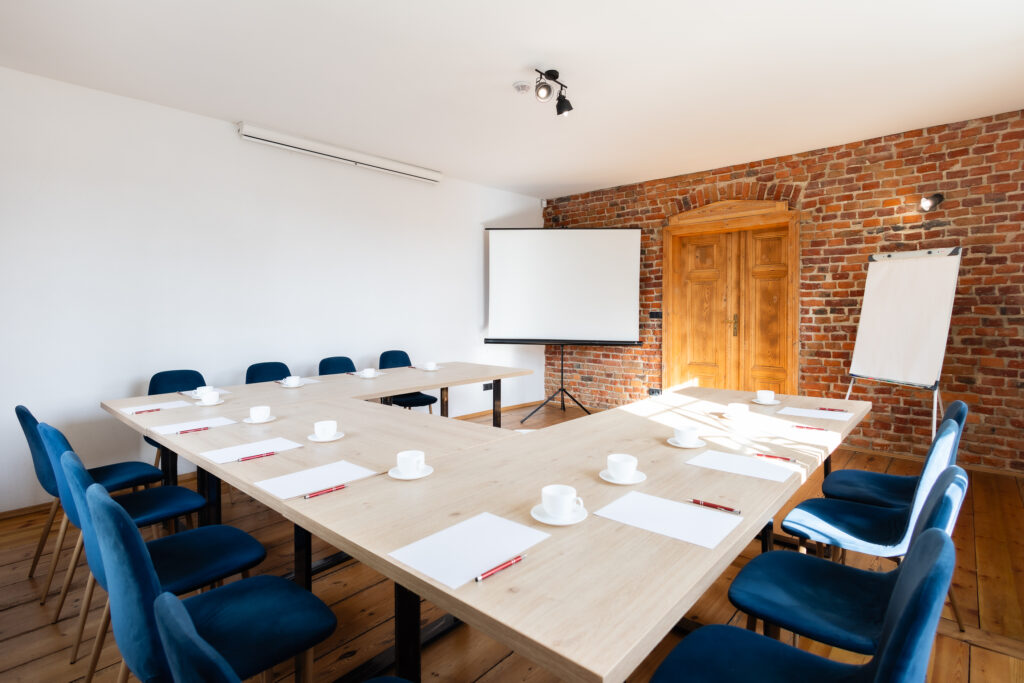 Sala konferencyjna Ceglana w ustawieniu w podkowę