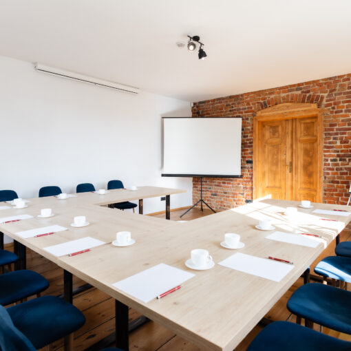 Sala konferencyjna Ceglana w ustawieniu w podkowę