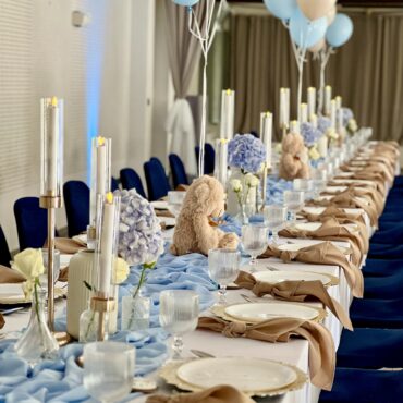 Dekoracja stołu na chrzciny dla dziecka