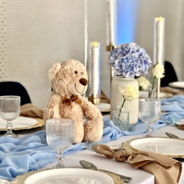 Dekoracja stołu na chrzciny dziecka