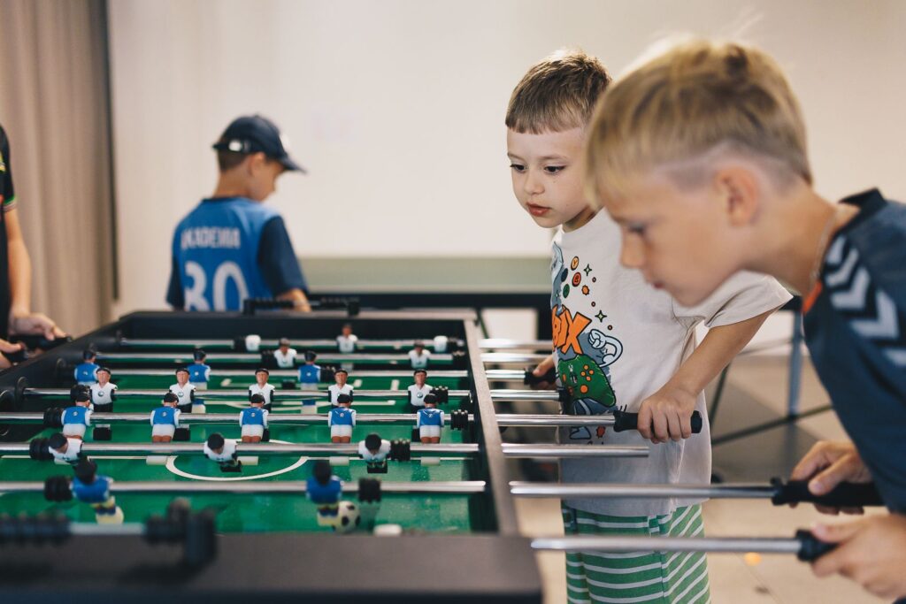 dzieci grające w piłkarzyki