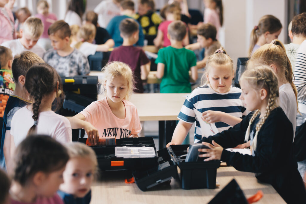 warsztaty z majsterkowania dla dzieci na zielonej szkole w Wielkopolsce