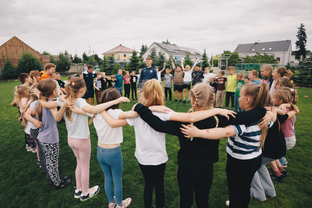 dzieci jbawiące się na zielonej szkole