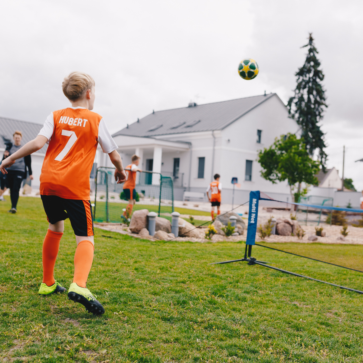 dzieci grające w siatkówkę