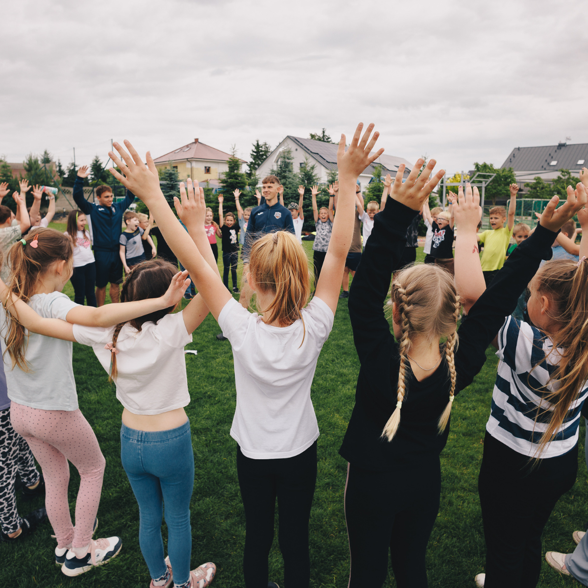 zadowolone dzieci na zielonej szkole