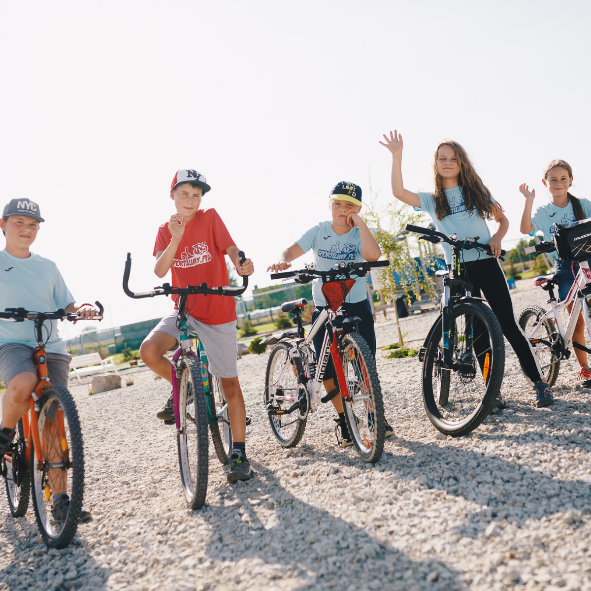 dzieci jeżdżące na rowerze