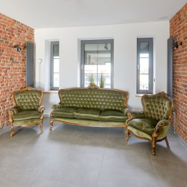 Stary komplet mebli w królewskim stylu